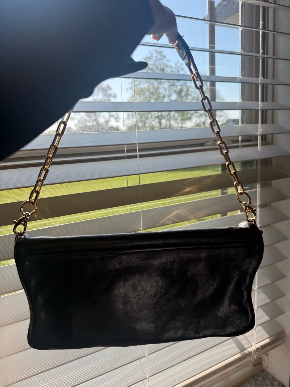 Tory Burch Black Leather Shoulder Bag with Gold Logo Medallion - Picture 4 of 7